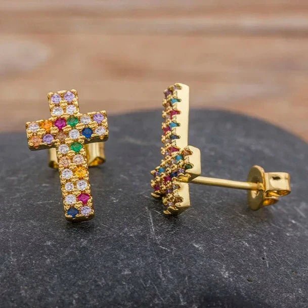 Brinco Cristão em Formato de Cruz com Pedrinhas Brilhantes Coloridas - TechnoLoja