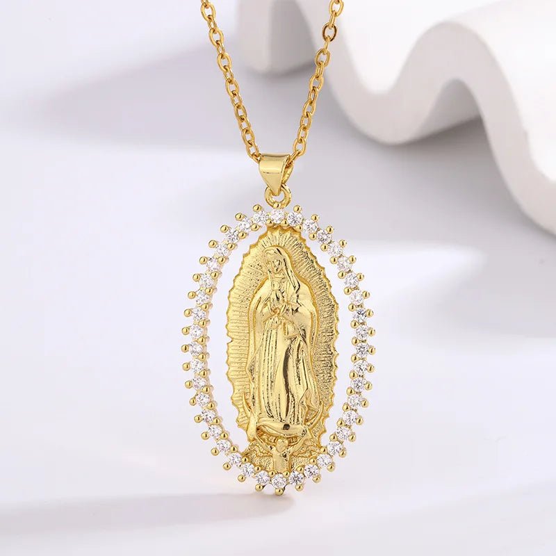 Colar com Pingente Banhado a Ouro com Pedras Brilhantes - Imagem de Nossa Senhora - TechnoLoja