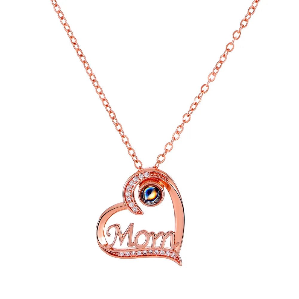 Colar para Mães com "Eu Te Amo" Escrito em 100 Idiomas - "Mom"(Mãe em Inglês) - TechnoLoja